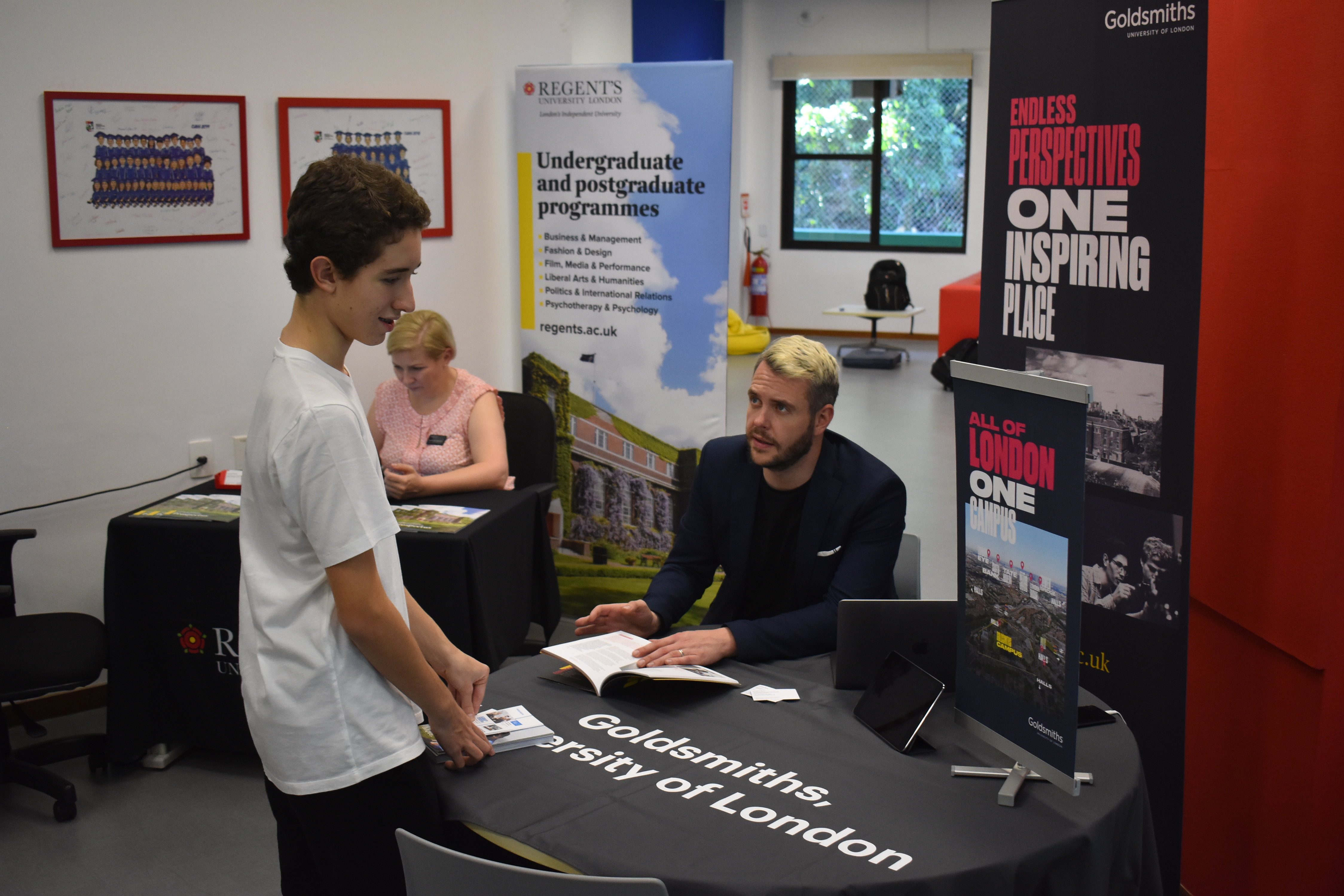 EARJ student talking to a representant of Goldsmiths, University of London